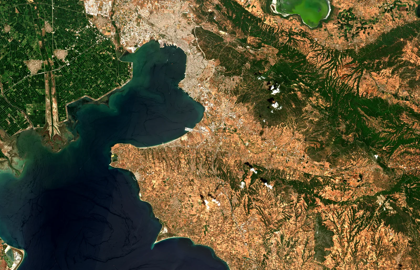 Δορυφορική εικόνα του Θερμαϊκού με το ANATOLIKO, το αεροδρόμιο, τη Θεσσαλονίκη και τη διαδρομή του θαλάσσιου ταξί